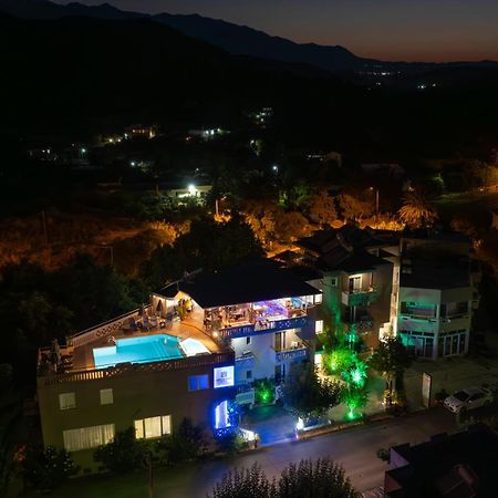 Labyrinth Hotel เยโอริยิอูโปลิส ภายนอก รูปภาพ