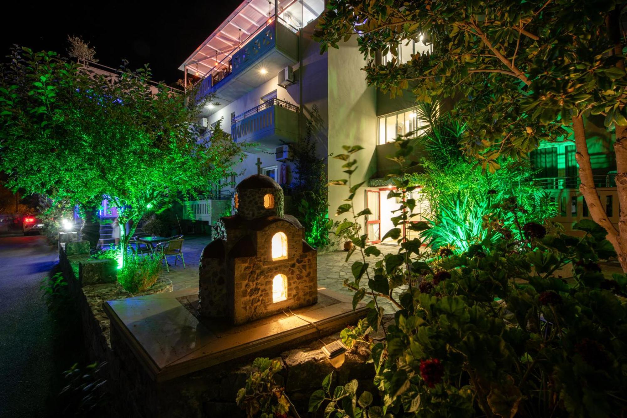 Labyrinth Hotel เยโอริยิอูโปลิส ภายนอก รูปภาพ