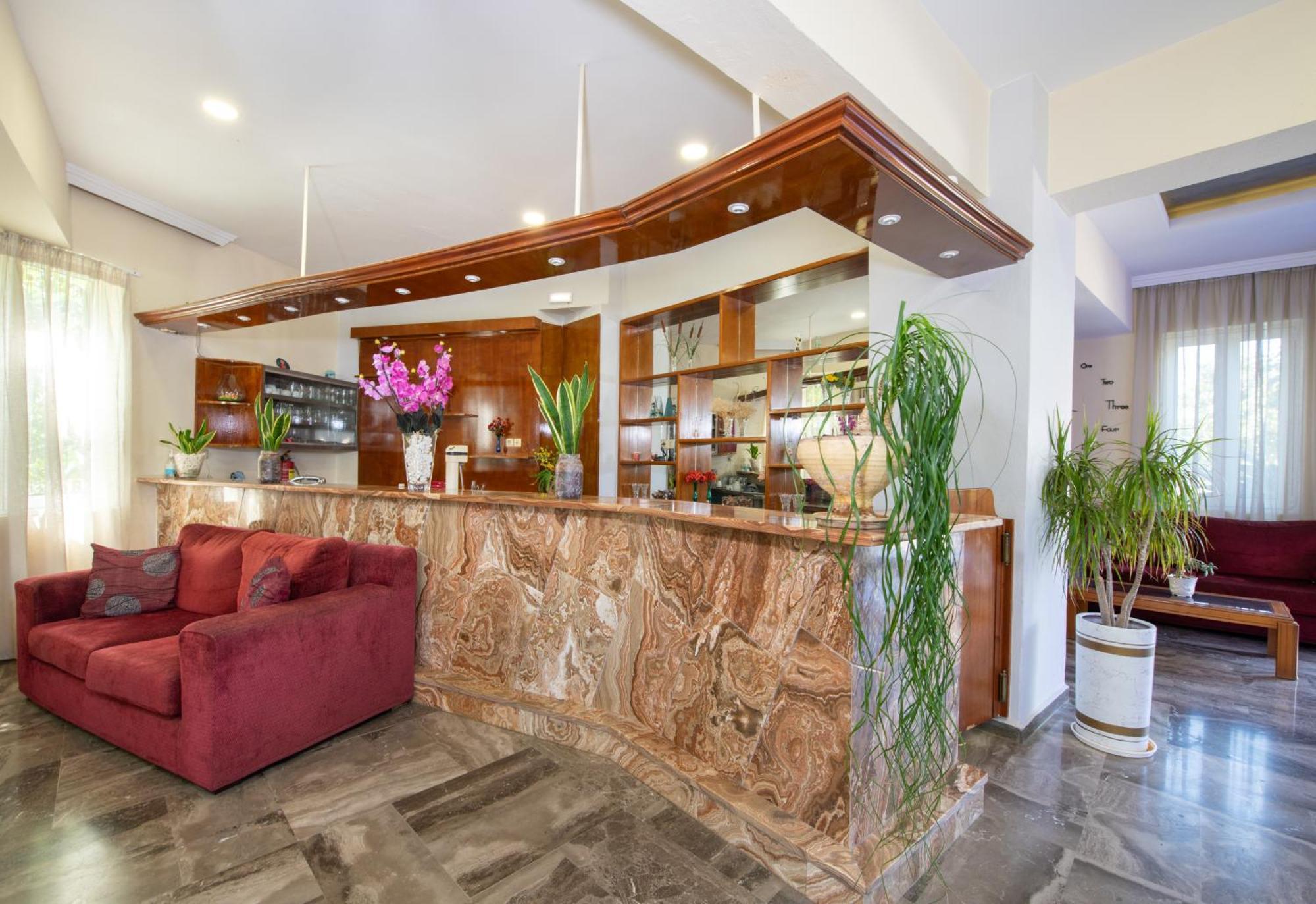 Labyrinth Hotel เยโอริยิอูโปลิส ภายนอก รูปภาพ