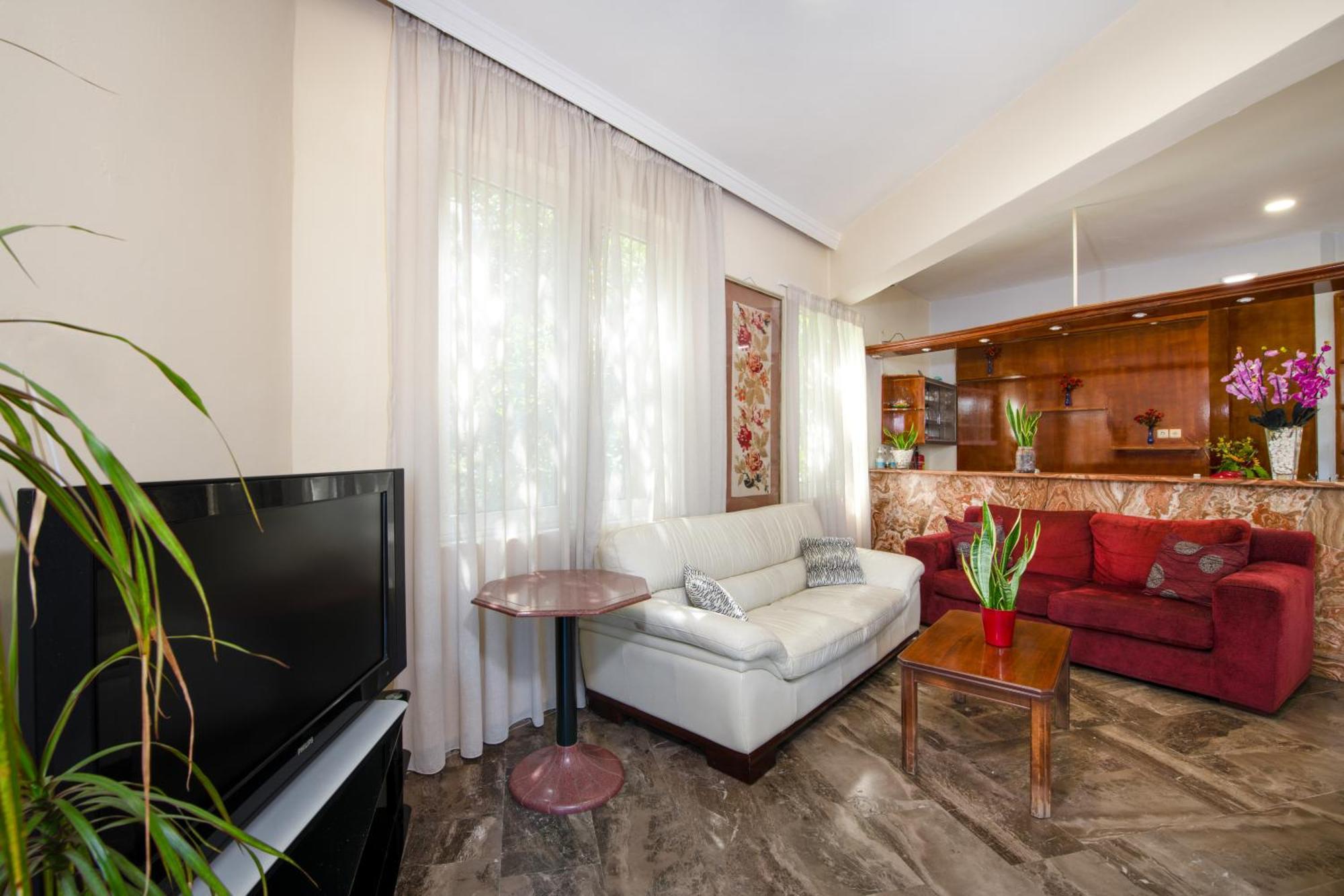Labyrinth Hotel เยโอริยิอูโปลิส ภายนอก รูปภาพ