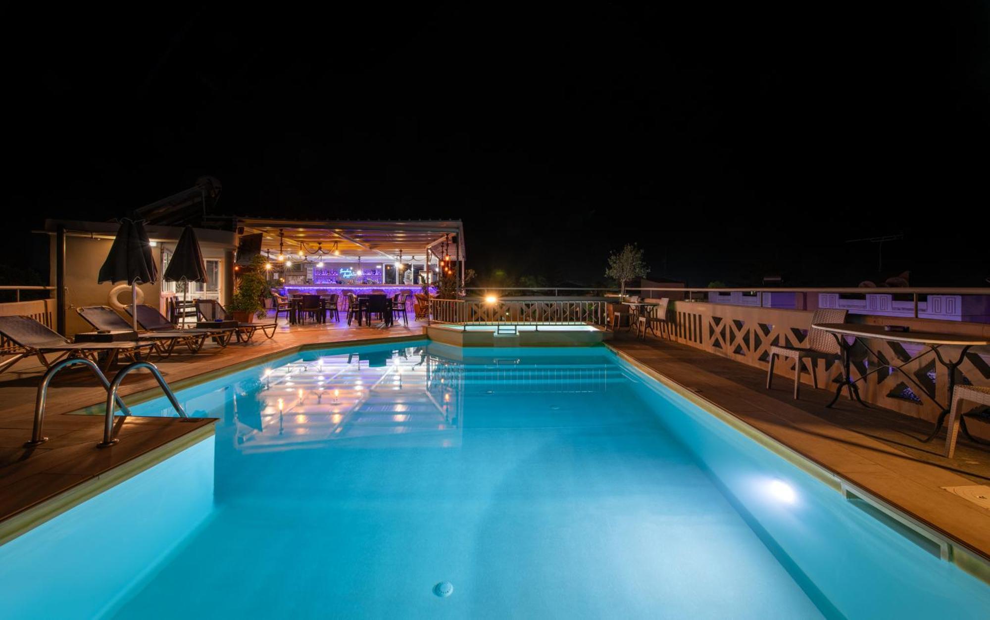Labyrinth Hotel เยโอริยิอูโปลิส ภายนอก รูปภาพ