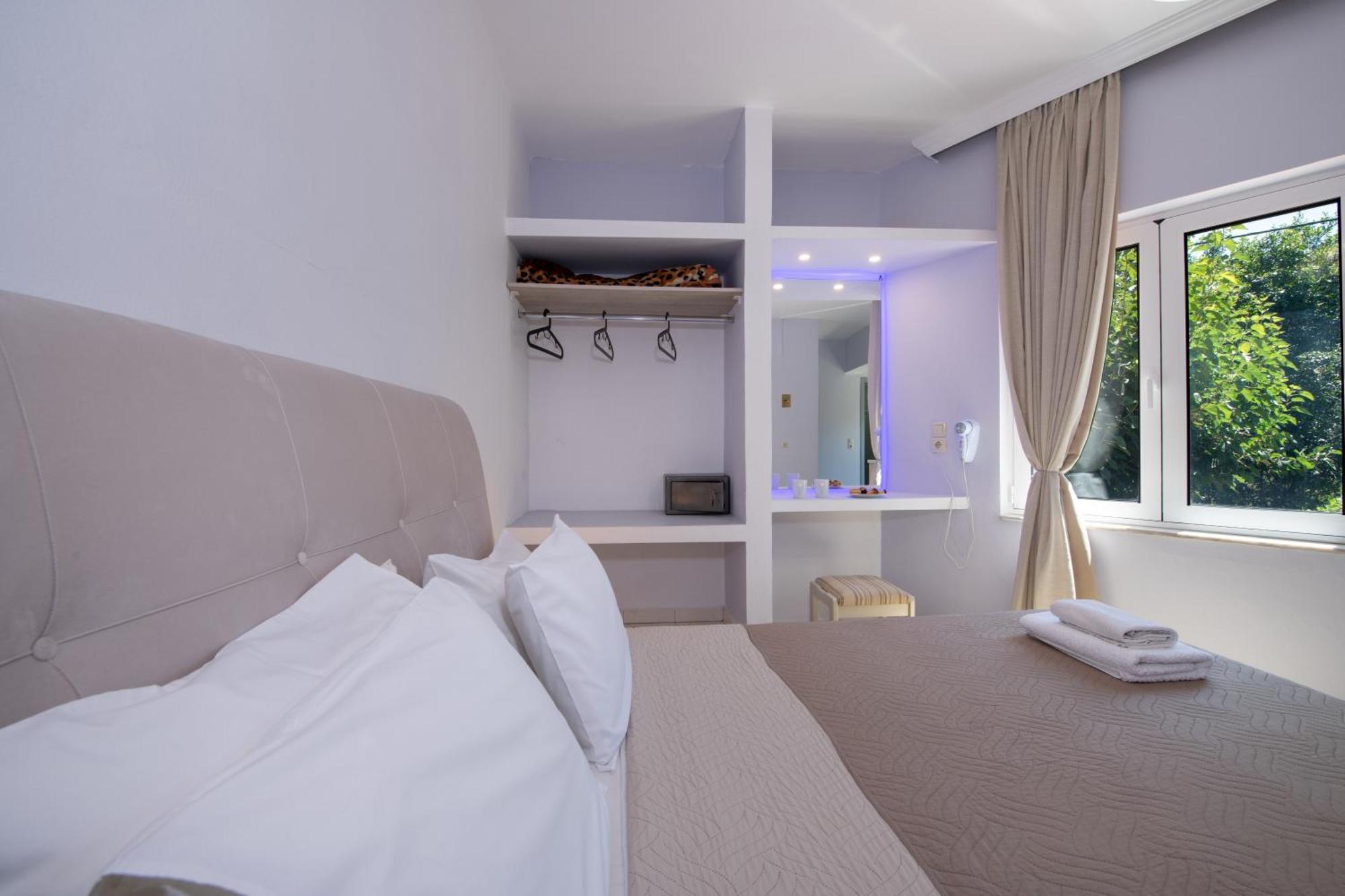 Labyrinth Hotel เยโอริยิอูโปลิส ภายนอก รูปภาพ
