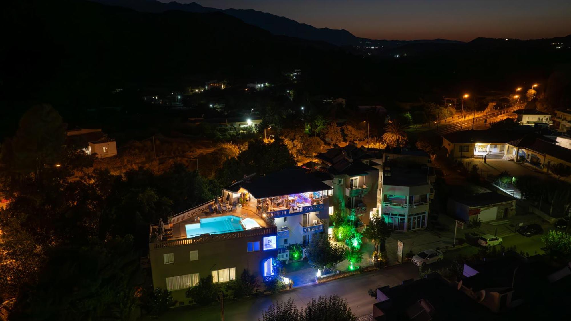 Labyrinth Hotel เยโอริยิอูโปลิส ภายนอก รูปภาพ